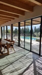 Espai interior amb sostre de bigues de fusta en habitatge unifamiliar