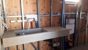 Execució de façana de pedra natural en habitatge unifamiliar