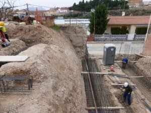 Obra Casa Ullastrell 2015: excavació i fonaments amb armadures de ferro.