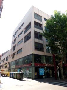 Edifici amb 18 habitatges, locals comercials i aparcament