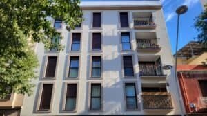 Edifici plurifamiliar a Sant Boi de Llobregat amb façana arrebossada i accés a aparcament