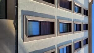 Façana d’edifici residencial amb balcons i acabat pintat a Sant Boi de Llobregat