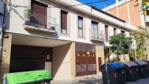 Edifici plurifamiliar amb habitatges i balcons en promoció residencial a Sant Boi