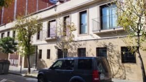 Detall de façana amb finestres i acabat arrebossat en edifici residencial