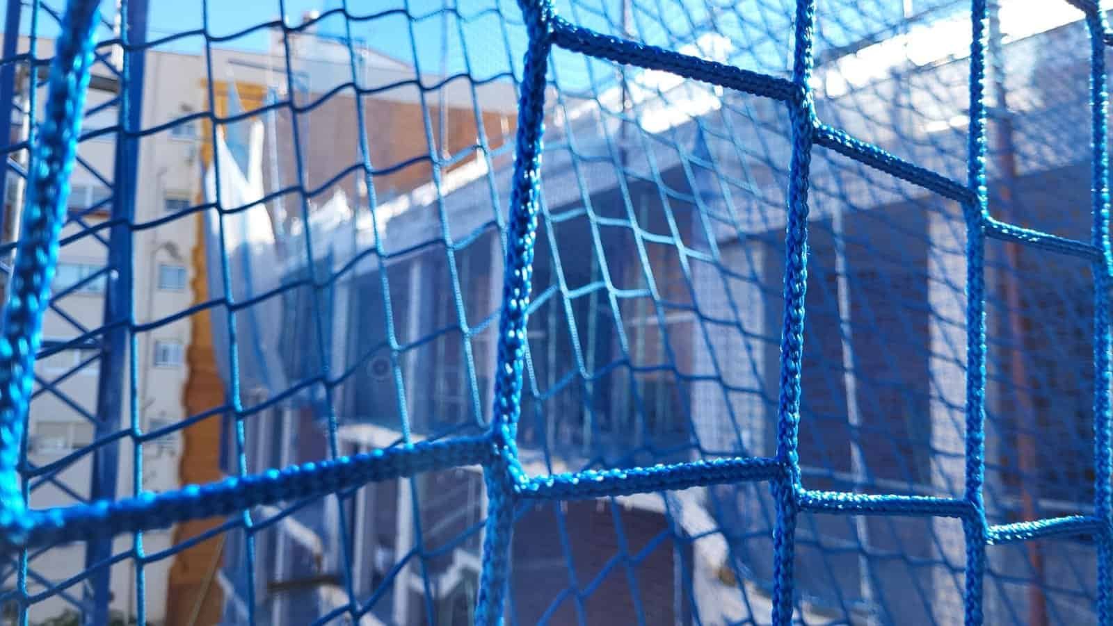 foto 1 seguretat i salut Xarxa de seguretat en obra de construcció amb edifici en segon pla