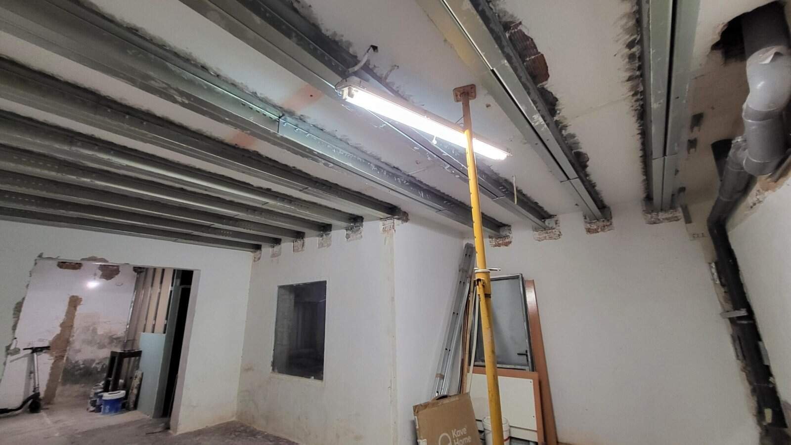 foto 2 rehabilitacio estructural Reforç estructural interior amb bigues metàl·liques i apeus en procés de rehabilitació